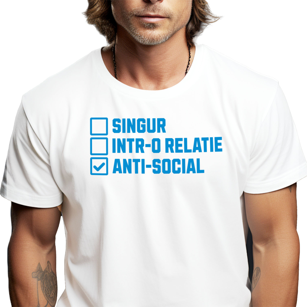 Tricou Femei, Barbati, Copii, Fata, Baiat, Unisex Personalizat „Singur într-o relație” – Mesaj Anti-Social cu Glume despre Anxietate și Oameni [1]