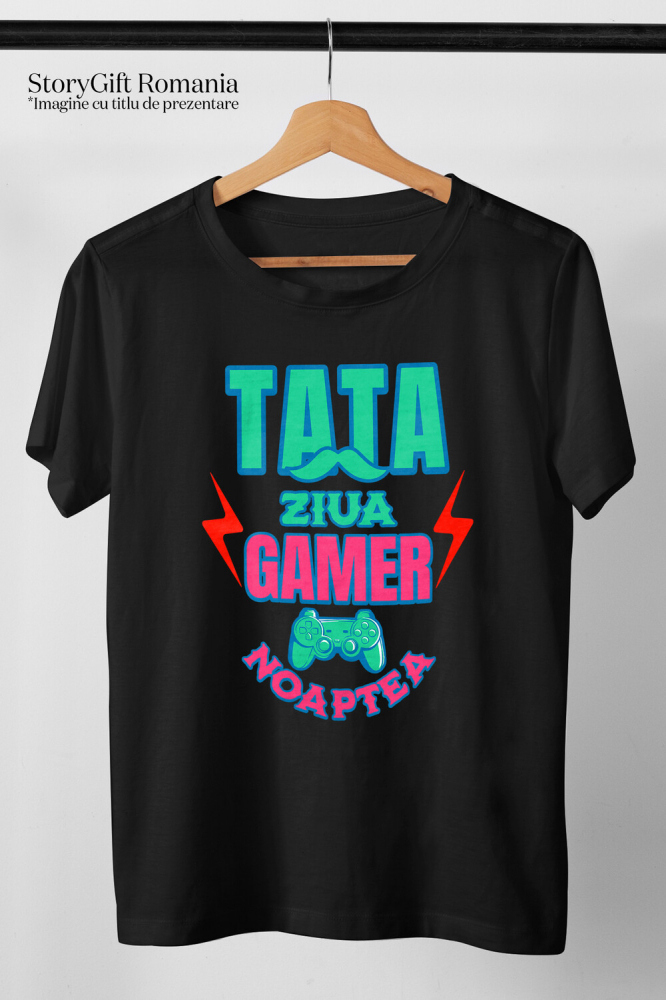 Tricou Femei, Barbati, Copii, Fata, Baiat, Unisex Personalizat Manetă De Jocuri Personalizată – Cadou Pentru Tata Gamer „Noaptea Gamer, Ziua Iubitorii De Lume Virtuală” [3]