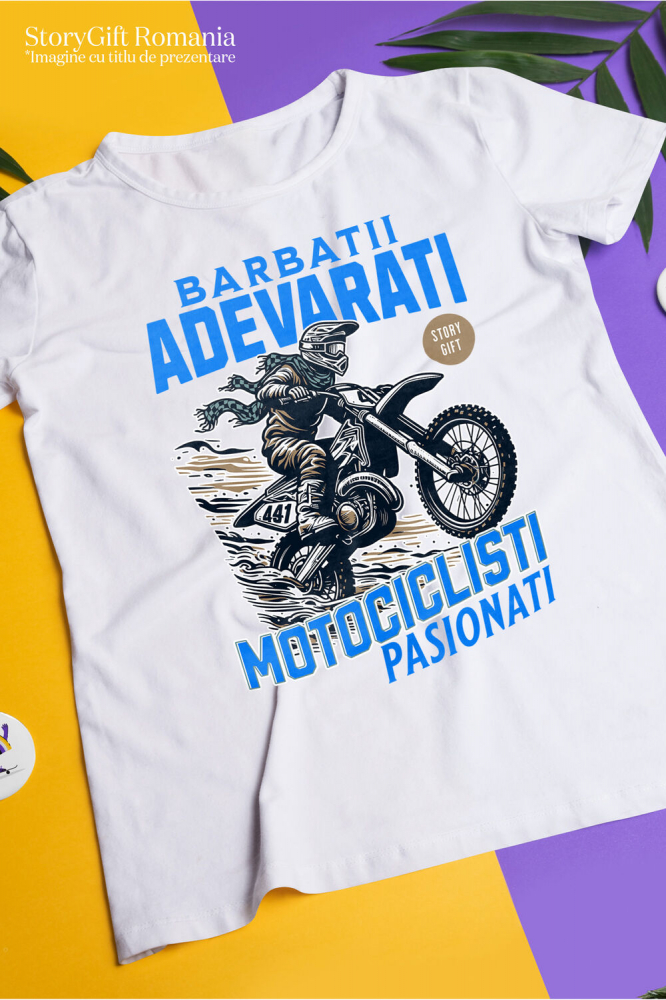 Tricou Femei, Barbati, Copii, Fata, Baiat, Unisex Personalizat Motociclist de Curse cu Cască și Eșarfă – Design pentru Pasionați [3]
