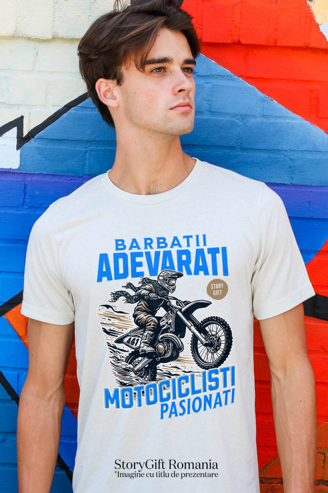 Tricou Femei, Barbati, Copii, Fata, Baiat, Unisex Personalizat Motociclist de Curse cu Cască și Eșarfă – Design pentru Pasionați [2]