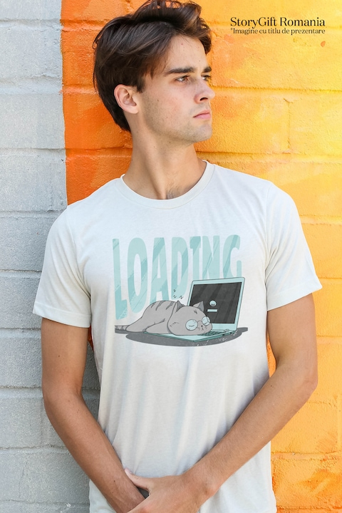 Tricou Barbati Cu Pisica Cu Ochelari Dormind Pe Laptop, Work From Home, Loading, Iubitorii De Pisici Si Motani, cu imprimeu pe Fata, 100% Bumbac, Alb, M [1]