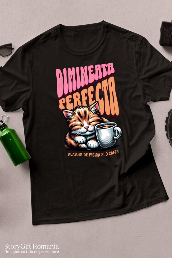 Tricou Femei, Barbati, Copii, Fata, Baiat, Unisex Personalizat „Pisică Somnoroasă cu Cană de Cafea – Dimineața Perfectă pentru Iubitorii de Pisici” [3]