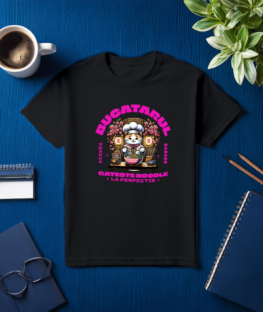 Tricou Femei, Barbati, Copii, Fata, Baiat, Unisex Personalizat Pisică bucătar personalizată cu pălărie și flori roz – „Bucătarul gătește noodles la perfecție” – Cadou amuzant [3]