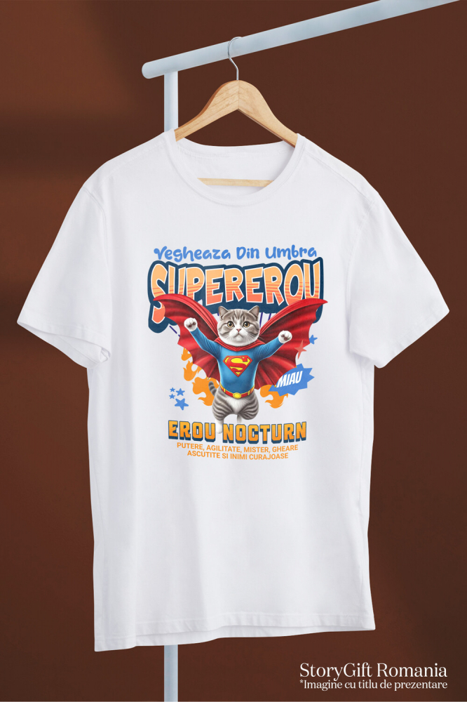 Tricou Femei, Barbati, Copii, Fata, Baiat, Unisex Personalizat Imagine cu o pisică Scottish Fold îmbrăcată în costum de Superman, cu pelerină roșie. Design original, perfect pentru produse personalizate dedicate iubitorilor de pisici și fanilor supereroilor. [3]