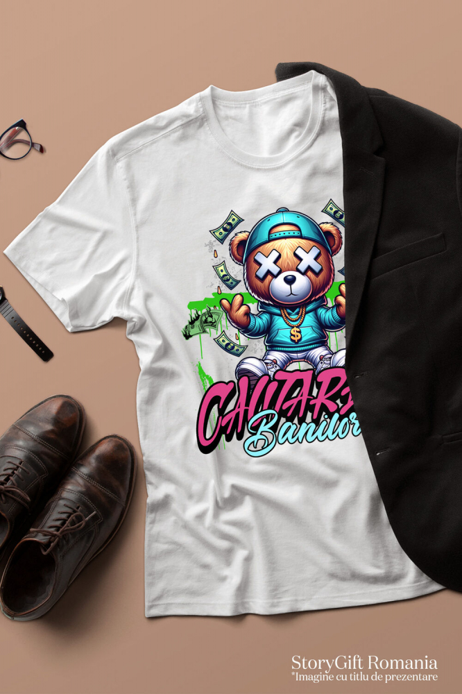 Tricou Femei, Barbati, Copii, Fata, Baiat, Unisex Personalizat Urs de Plus Stil Gangster cu Bancnote în Zbor – „În Căutarea Banilor” – Cadou Personalizat pentru Familie, Tati, Copii, Prieteni [3]