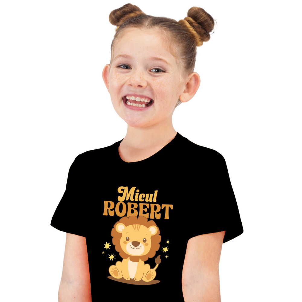 Tricou Femei, Barbati, Copii, Fata, Baiat, Unisex Personalizat Leu Vesel Animat pentru Copii – „Micul Robert” – Cadou Personalizat pentru Băieți și Copii [1]