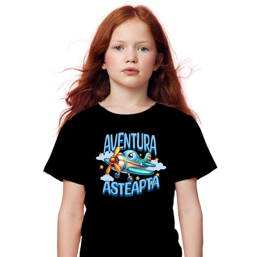 Tricou Femei, Barbati, Copii, Fata, Baiat, Unisex Personalizat Avion Colorat Animat Deasupra Norilor – Cadou Personalizat „Aventura Așteaptă” pentru Copii [1]