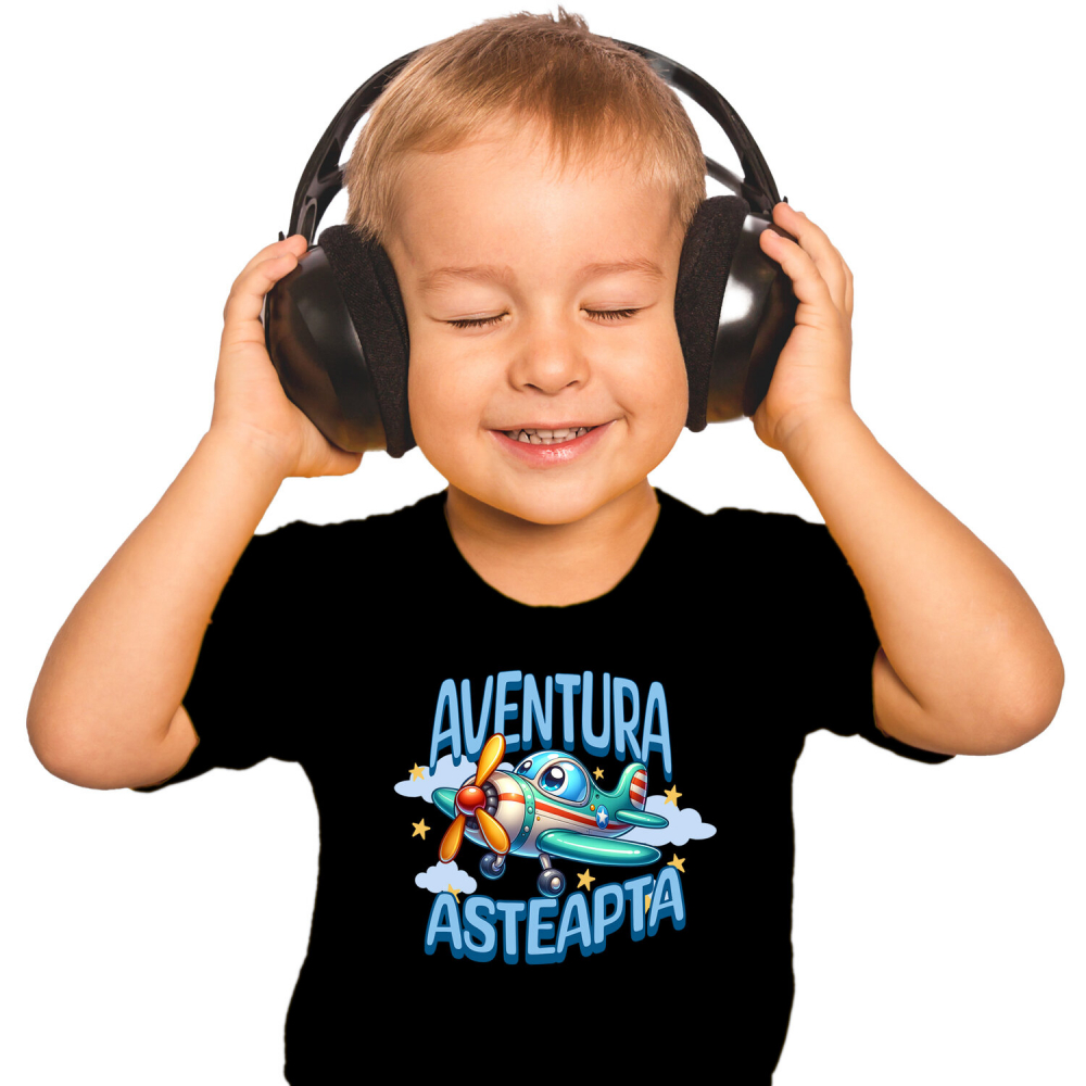 Tricou Femei, Barbati, Copii, Fata, Baiat, Unisex Personalizat Avion Colorat Animat Deasupra Norilor – Cadou Personalizat „Aventura Așteaptă” pentru Copii [2]