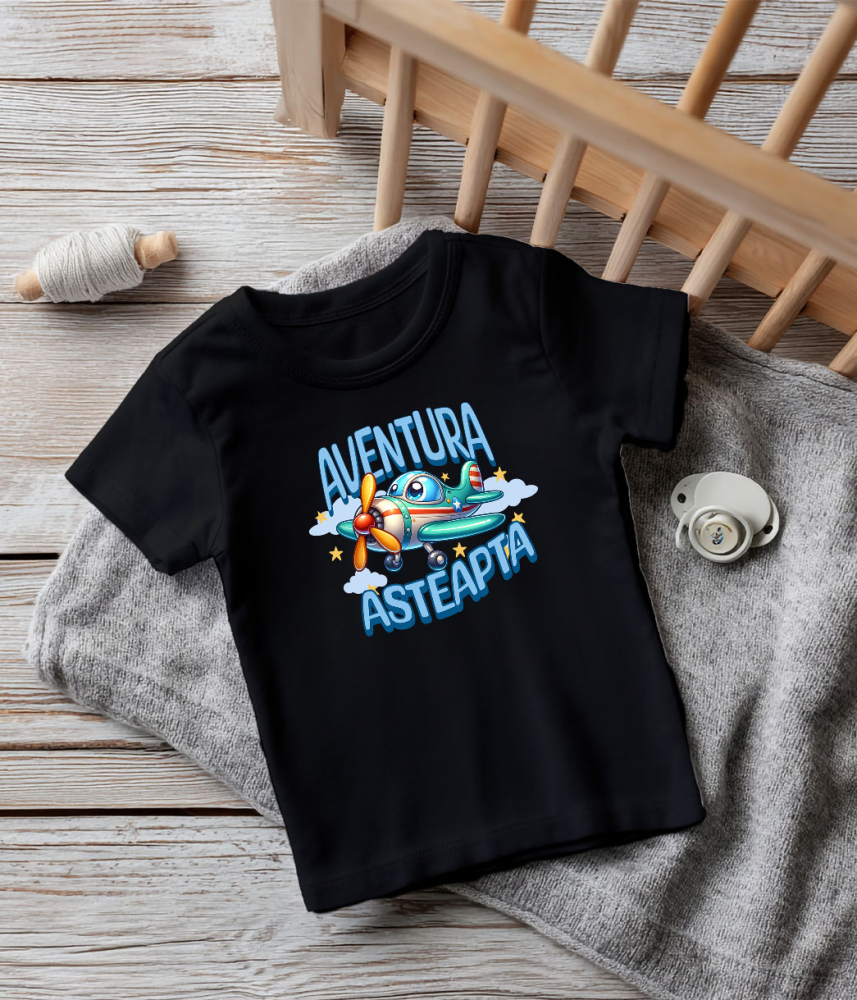 Tricou Femei, Barbati, Copii, Fata, Baiat, Unisex Personalizat Avion Colorat Animat Deasupra Norilor – Cadou Personalizat „Aventura Așteaptă” pentru Copii [5]