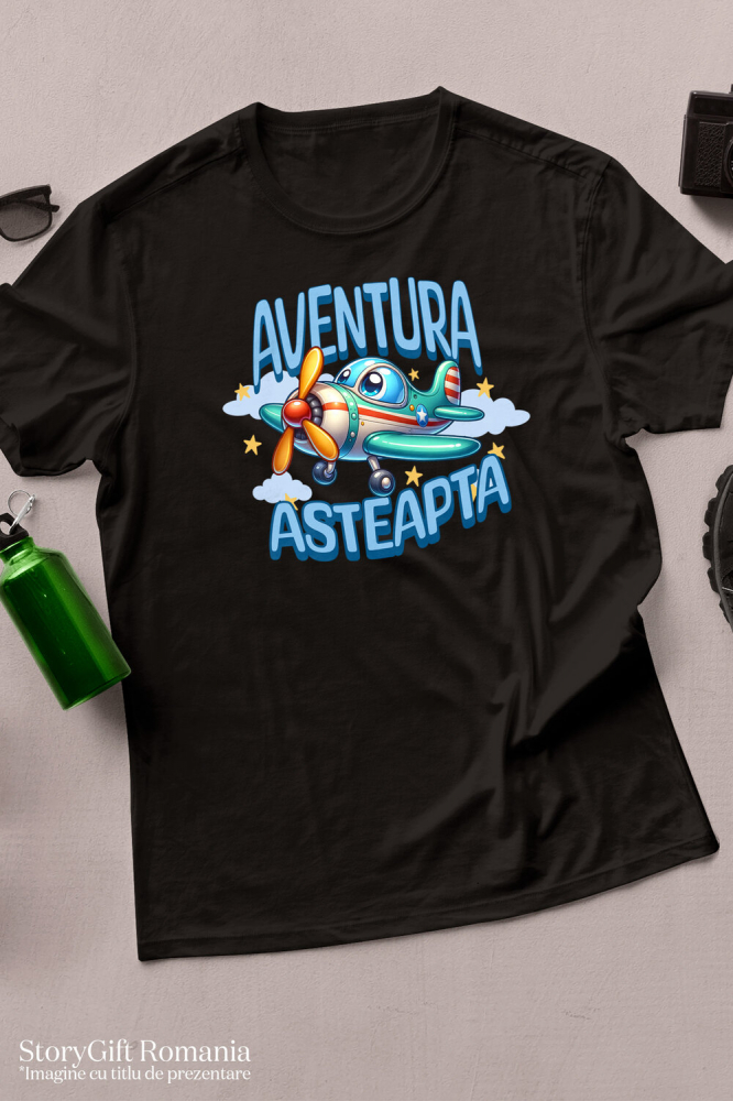 Tricou Femei, Barbati, Copii, Fata, Baiat, Unisex Personalizat Avion Colorat Animat Deasupra Norilor – Cadou Personalizat „Aventura Așteaptă” pentru Copii [3]