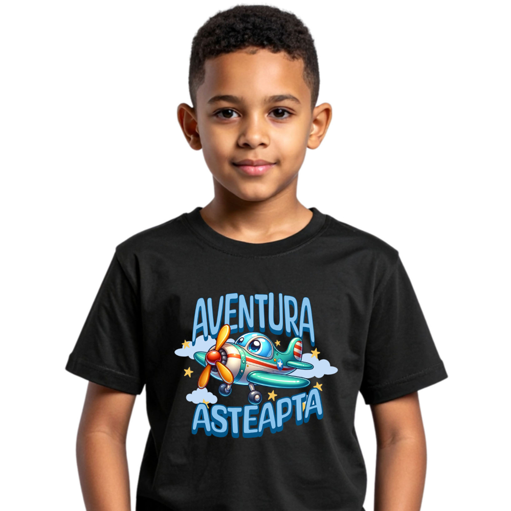 Tricou Femei, Barbati, Copii, Fata, Baiat, Unisex Personalizat Avion Colorat Animat Deasupra Norilor – Cadou Personalizat „Aventura Așteaptă” pentru Copii [1]