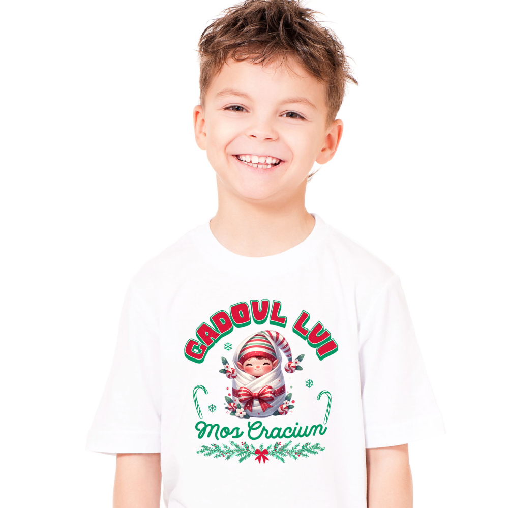 Tricou Femei, Barbati, Copii, Fata, Baiat, Unisex Personalizat Bebe în Păturică cu Funda Roșie și Pălărie – Cadoul Perfect de Moș Crăciun [2]