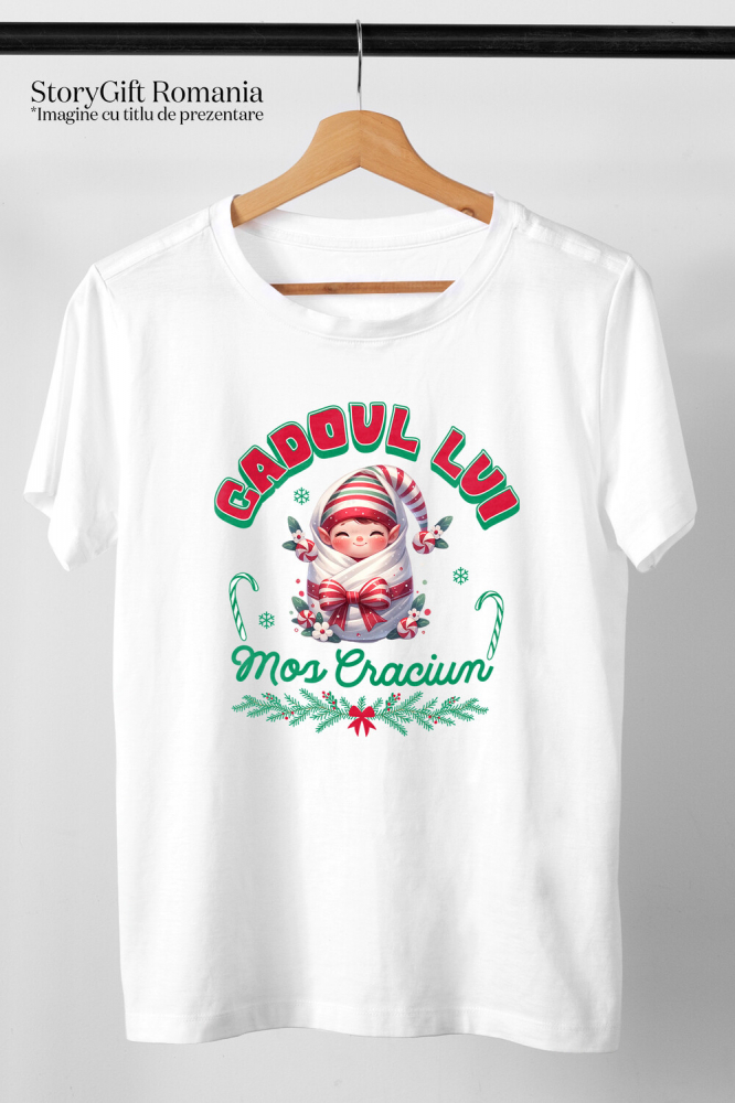 Tricou Femei, Barbati, Copii, Fata, Baiat, Unisex Personalizat Bebe în Păturică cu Funda Roșie și Pălărie – Cadoul Perfect de Moș Crăciun [3]