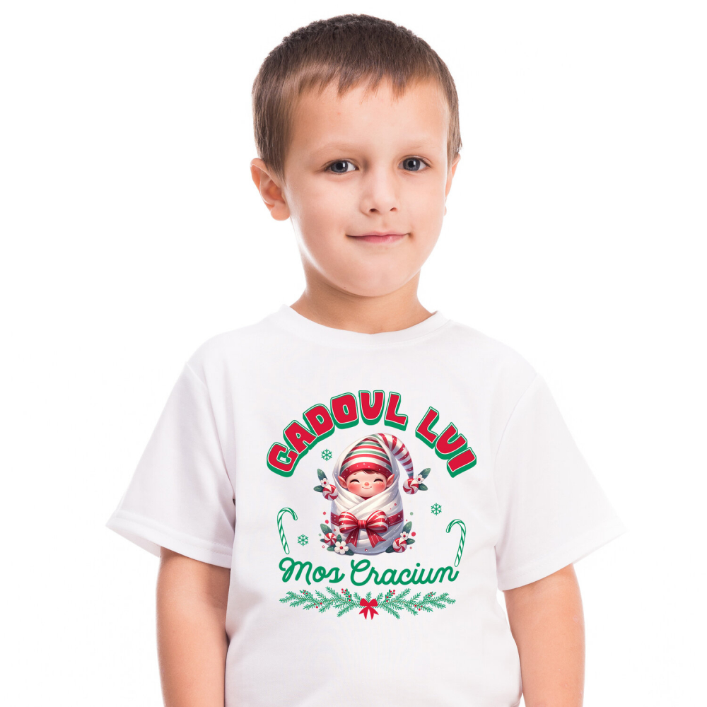 Tricou Femei, Barbati, Copii, Fata, Baiat, Unisex Personalizat Bebe în Păturică cu Funda Roșie și Pălărie – Cadoul Perfect de Moș Crăciun [2]