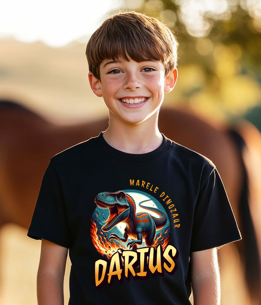 Tricou Femei, Barbati, Copii, Fata, Baiat, Unisex Personalizat Dinozaur T-rex Furios prin Flăcări – Marele Dinozaur Darius pentru Cadouri Personalizate [3]