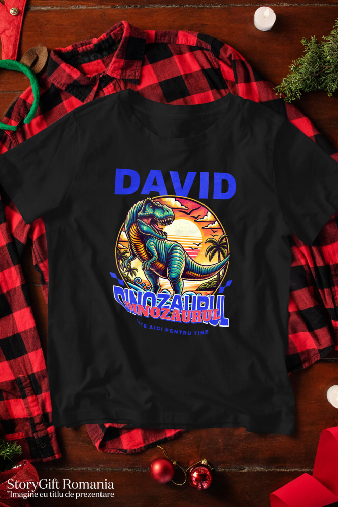 Tricou Femei, Barbati, Copii, Fata, Baiat, Unisex Personalizat Dinozaur T-rex în Junglă – „David, Dinozaurul Este Aici pentru Tine” | Cadou Personalizat pentru Copii [3]