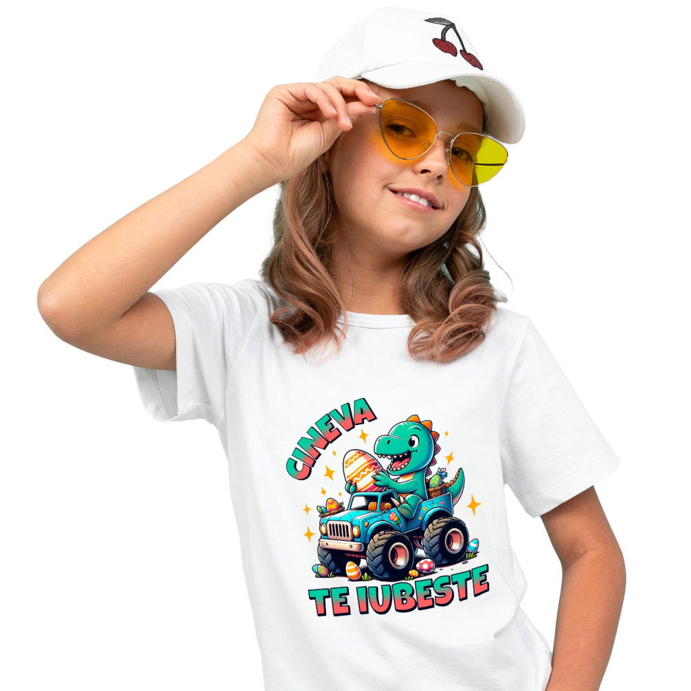 Tricou Femei, Barbati, Copii, Fata, Baiat, Unisex Personalizat "Dinozaur Vesel în Mașină de Teren cu Oua Colorate – Cineva te Iubește, Cadou Paște" [1]