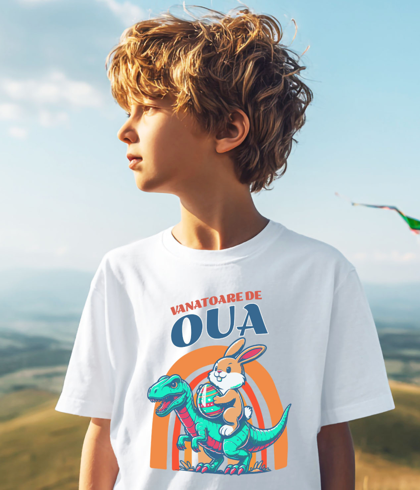 Tricou Femei, Barbati, Copii, Fata, Baiat, Unisex Personalizat "Iepurele maro cu ou colorat călărind un dinozaur T-rex aduce o notă jucăușă și veselă sărbătorilor Pascale. O imagine perfectă pentru vânătoarea de ouă Paște alături de copii și familie." [3]