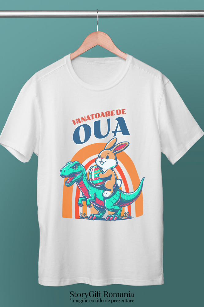 Tricou Femei, Barbati, Copii, Fata, Baiat, Unisex Personalizat "Iepurele maro cu ou colorat călărind un dinozaur T-rex aduce o notă jucăușă și veselă sărbătorilor Pascale. O imagine perfectă pentru vânătoarea de ouă Paște alături de copii și familie." [3]