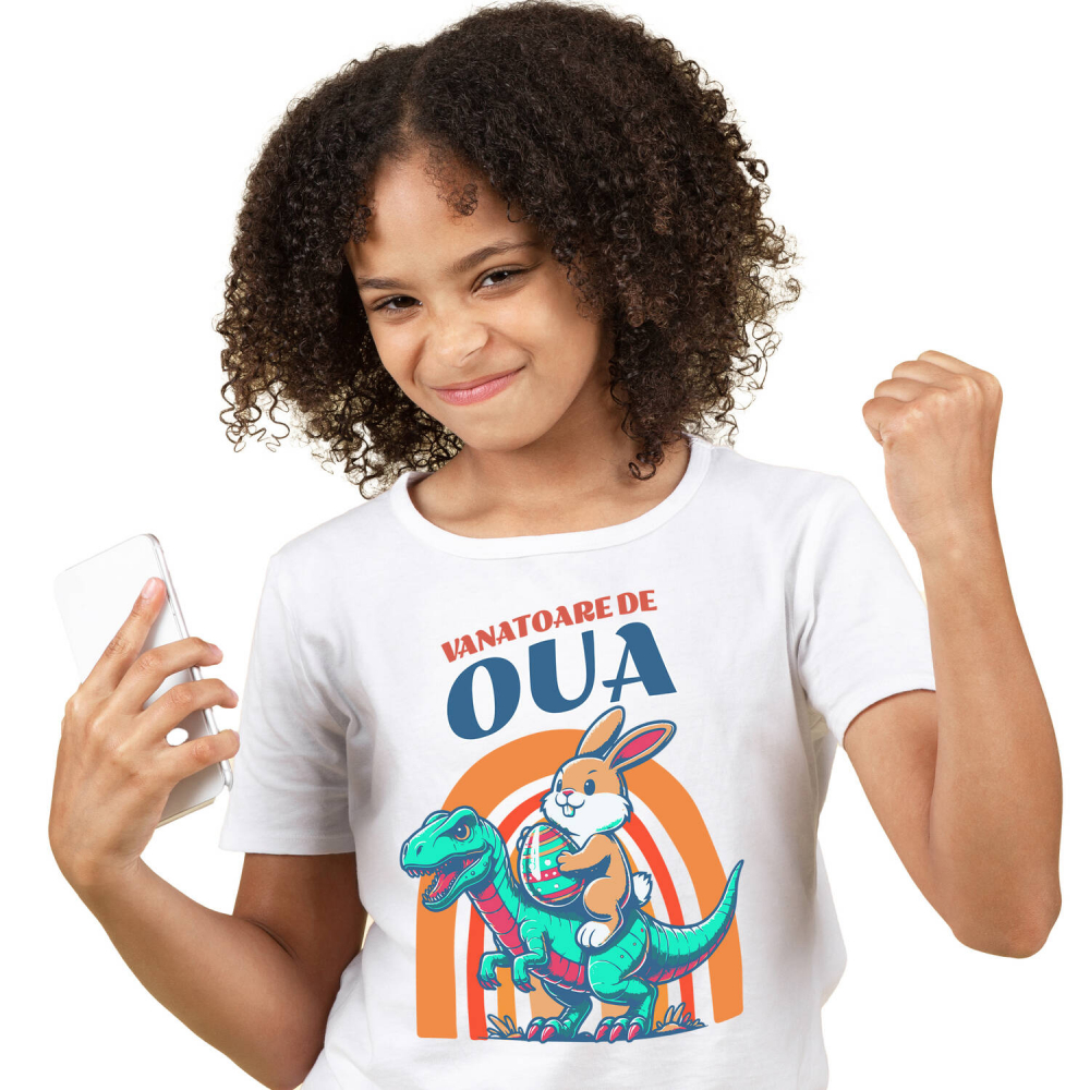 Tricou Femei, Barbati, Copii, Fata, Baiat, Unisex Personalizat "Iepurele maro cu ou colorat călărind un dinozaur T-rex aduce o notă jucăușă și veselă sărbătorilor Pascale. O imagine perfectă pentru vânătoarea de ouă Paște alături de copii și familie." [1]