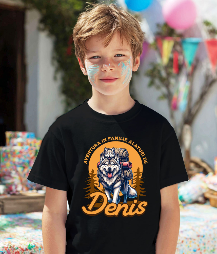 Tricou Femei, Barbati, Copii, Fata, Baiat, Unisex Personalizat „Lup Sălbatic și Pui Cu Rucsac de Aventură – Cadou Personalizat pentru Familii și Călătorii în Natură” [3]