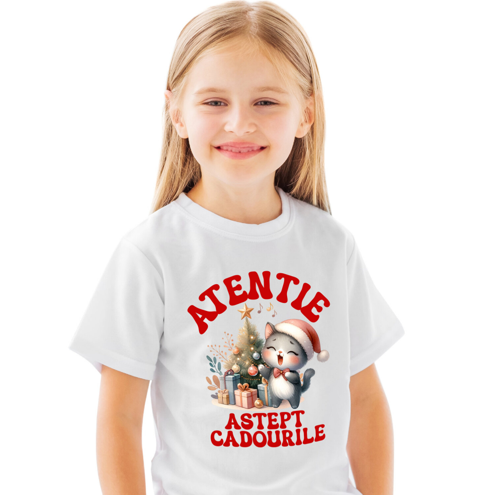 Tricou Femei, Barbati, Copii, Fata, Baiat, Unisex Personalizat Pisica Cântând Lângă Bradul de Crăciun – „Aștept Cadourile” – Cadou Perfect pentru Iubitorii de Pisici [1]