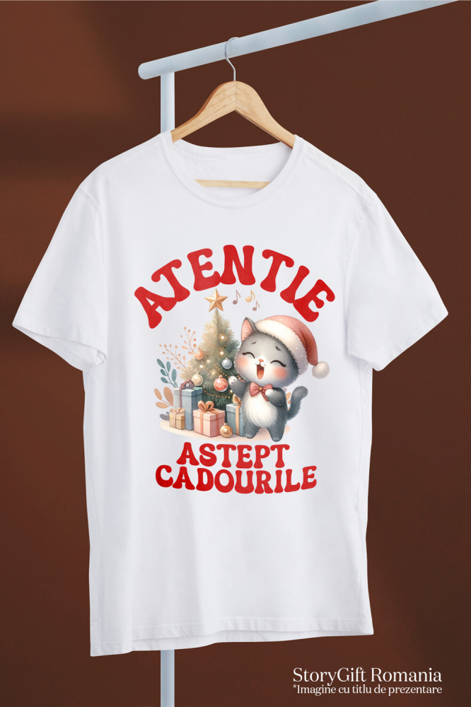 Tricou Femei, Barbati, Copii, Fata, Baiat, Unisex Personalizat Pisica Cântând Lângă Bradul de Crăciun – „Aștept Cadourile” – Cadou Perfect pentru Iubitorii de Pisici [3]