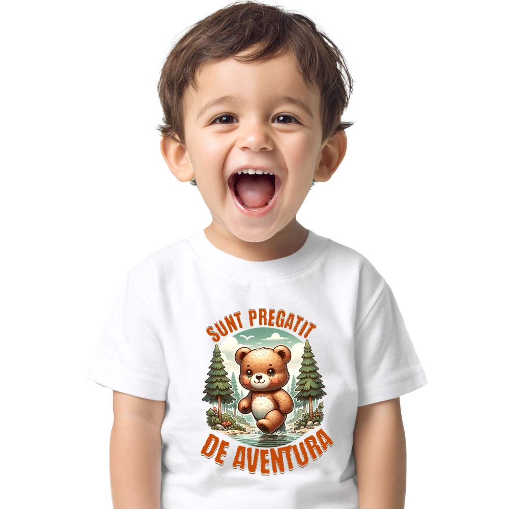 Tricou Femei, Barbati, Copii, Fata, Baiat, Unisex Personalizat "Urs de Pluș Maro în Pădure și Râu cu Apă Cristalină – Pregătit pentru Aventură" [2]