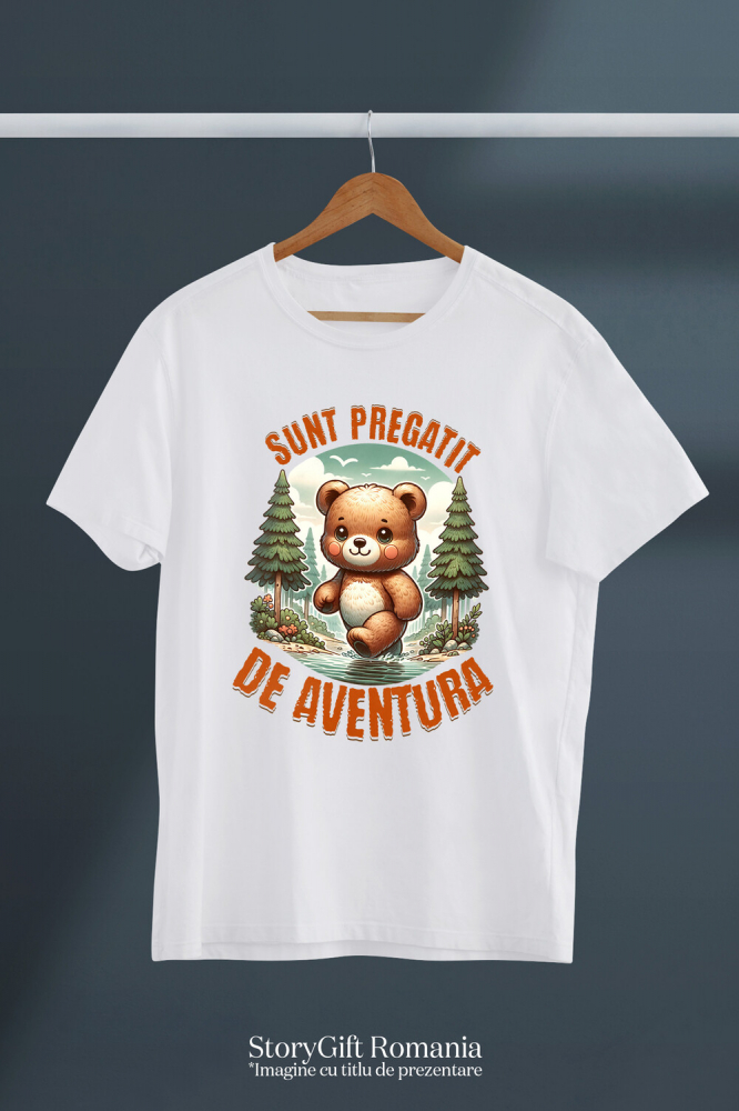 Tricou Femei, Barbati, Copii, Fata, Baiat, Unisex Personalizat "Urs de Pluș Maro în Pădure și Râu cu Apă Cristalină – Pregătit pentru Aventură" [3]