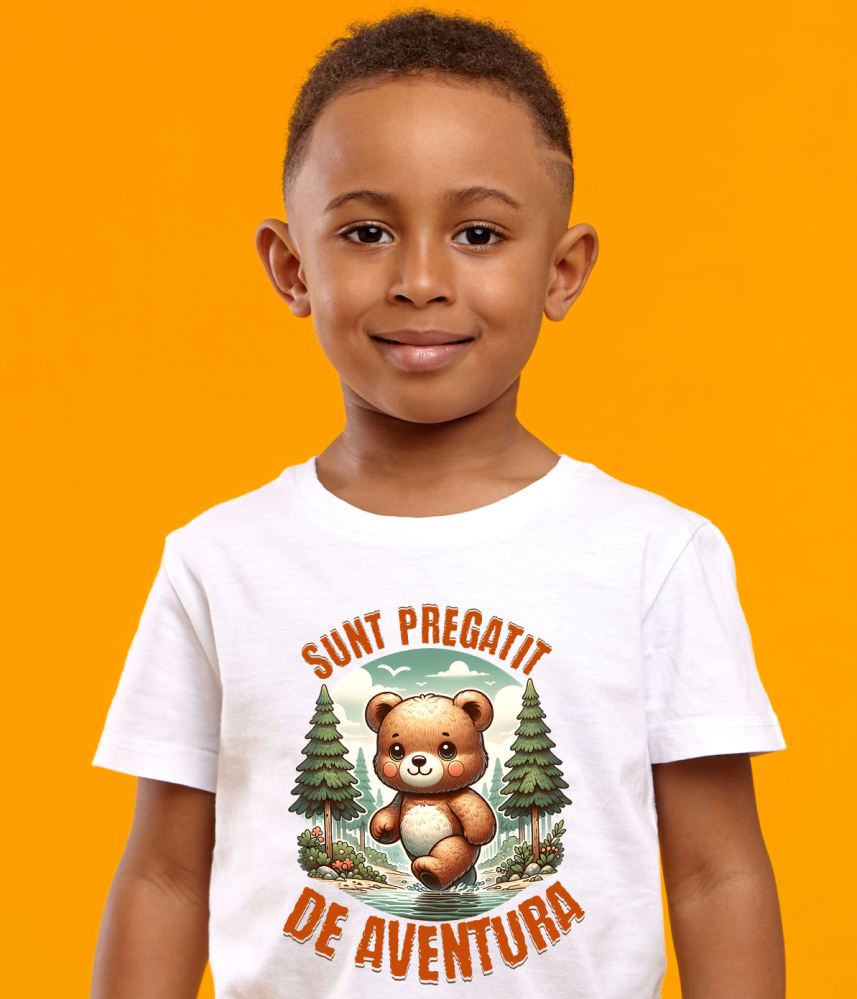 Tricou Femei, Barbati, Copii, Fata, Baiat, Unisex Personalizat "Urs de Pluș Maro în Pădure și Râu cu Apă Cristalină – Pregătit pentru Aventură" [4]