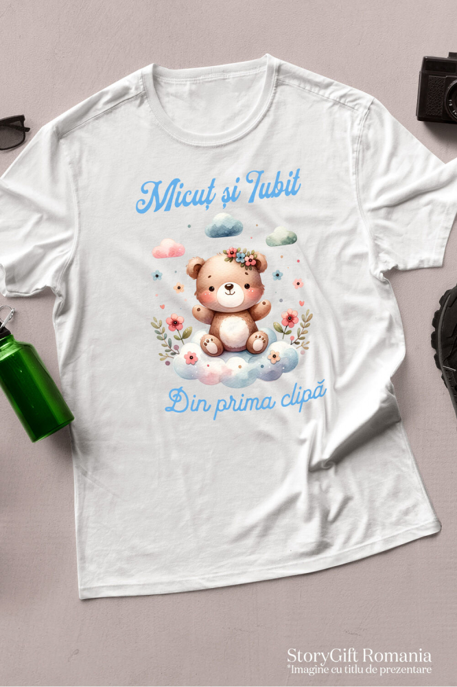 Tricou Femei, Barbati, Copii, Fata, Baiat, Unisex Personalizat Cadou Personalizat „Micuț Și Iubit Din Prima Zi” | Ursuleț De Pluș Maro Pe Norisor [3]