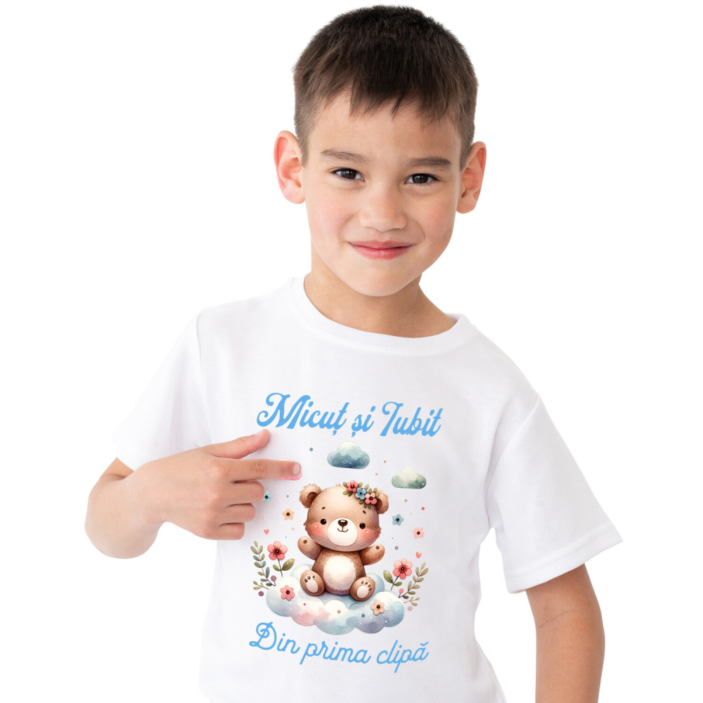 Tricou Femei, Barbati, Copii, Fata, Baiat, Unisex Personalizat Cadou Personalizat „Micuț Și Iubit Din Prima Zi” | Ursuleț De Pluș Maro Pe Norisor [1]