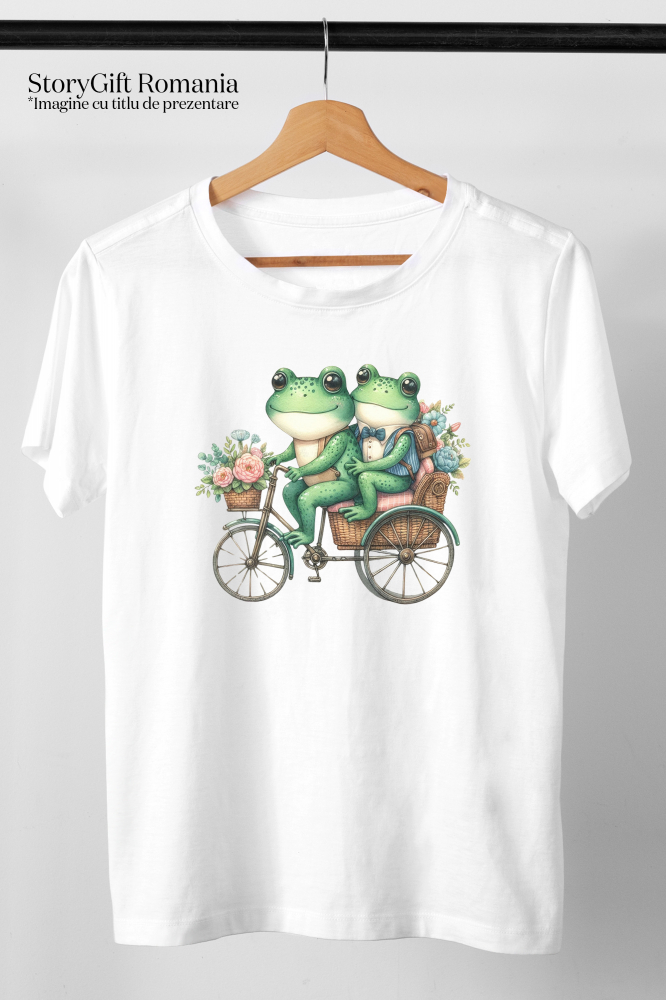 Tricou Femei cu 2 broaste care merg cu bicicleta, ilustratie, cosulete cu flori, il duce pe cel mic la scoala,  cu imprimeu pe Fata, 100% Bumbac, Alb, S [3]
