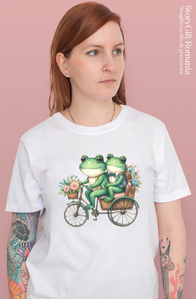 Tricou Femei cu 2 broaste care merg cu bicicleta, ilustratie, cosulete cu flori, il duce pe cel mic la scoala,  cu imprimeu pe Fata, 100% Bumbac, Alb, S [2]