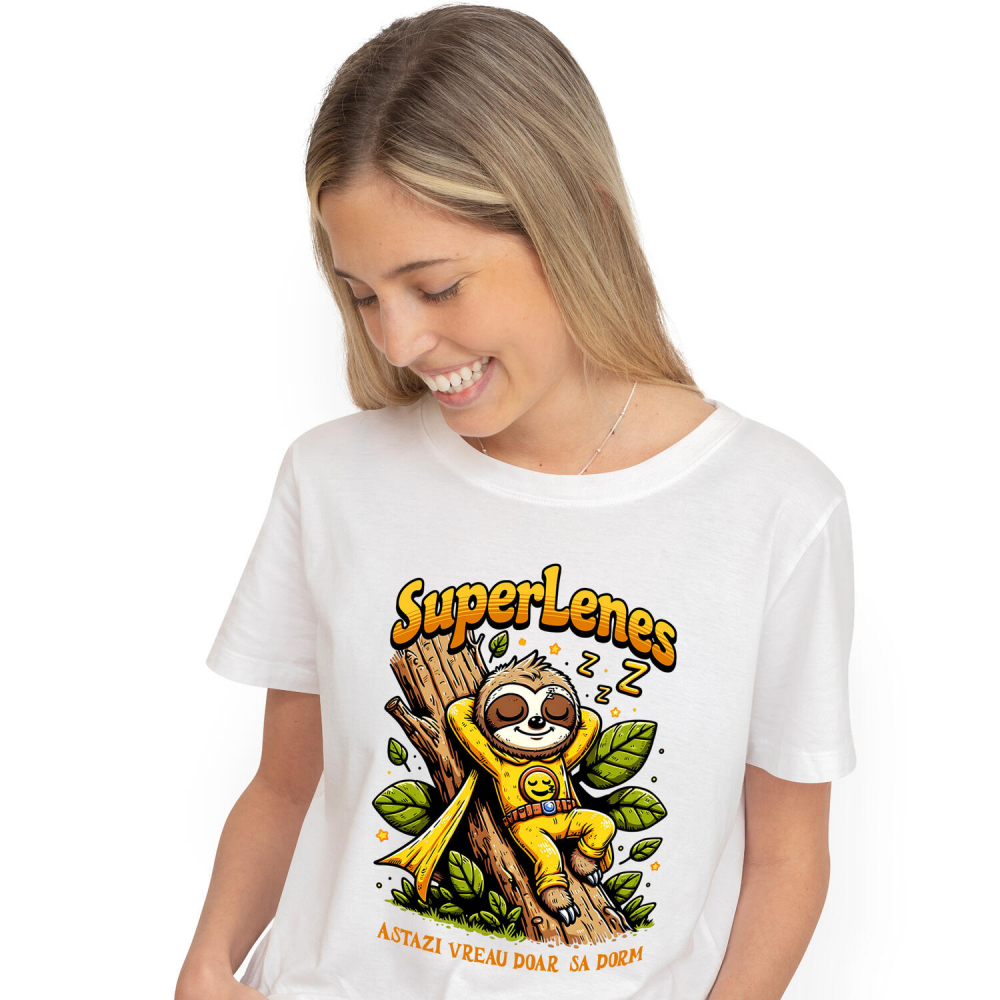 Tricou Femei, Barbati, Copii, Fata, Baiat, Unisex Personalizat Animal Lenes Dormind Pe Trunchi Copac Cu Costum Super Erou Galben – Cadou Personalizat „Astăzi Vreau Doar Să Dorm” [1]