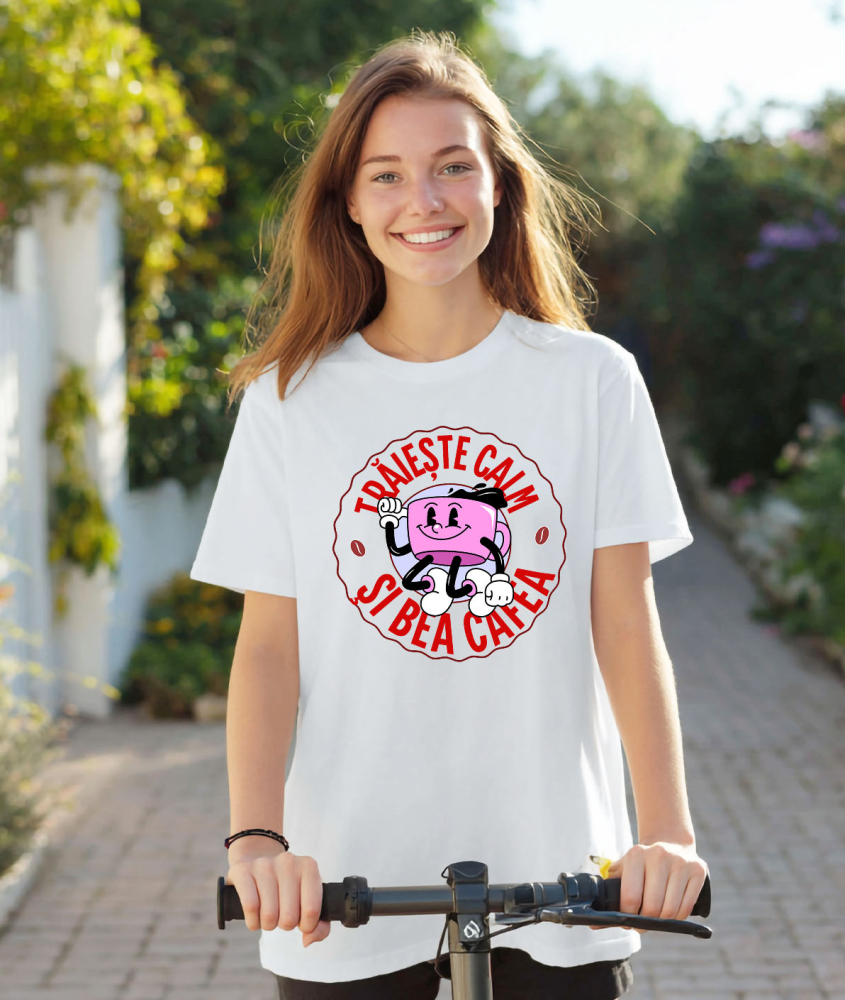 Tricou Femei, Barbati, Copii, Fata, Baiat, Unisex Personalizat „Cană de Cafea Veselă – Trăiește Calm și Bea Cafea cu un Dans Amuzant” [2]