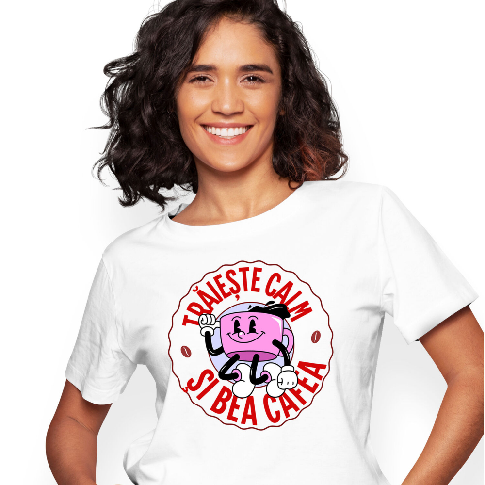 Tricou Femei, Barbati, Copii, Fata, Baiat, Unisex Personalizat „Cană de Cafea Veselă – Trăiește Calm și Bea Cafea cu un Dans Amuzant” [1]