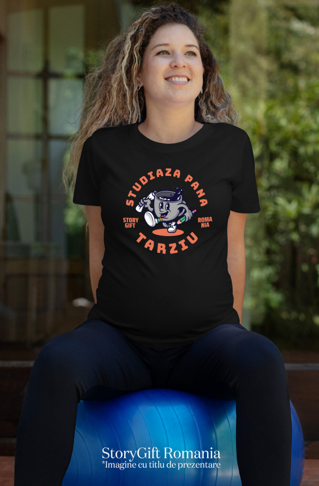 Tricou Femei, Barbati, Copii, Fata, Baiat, Unisex Personalizat „Cană De Cafea Veselă 'Studiana Până Târziu' – Cadou pentru Studenți și Iubitorii De Cafea” [2]