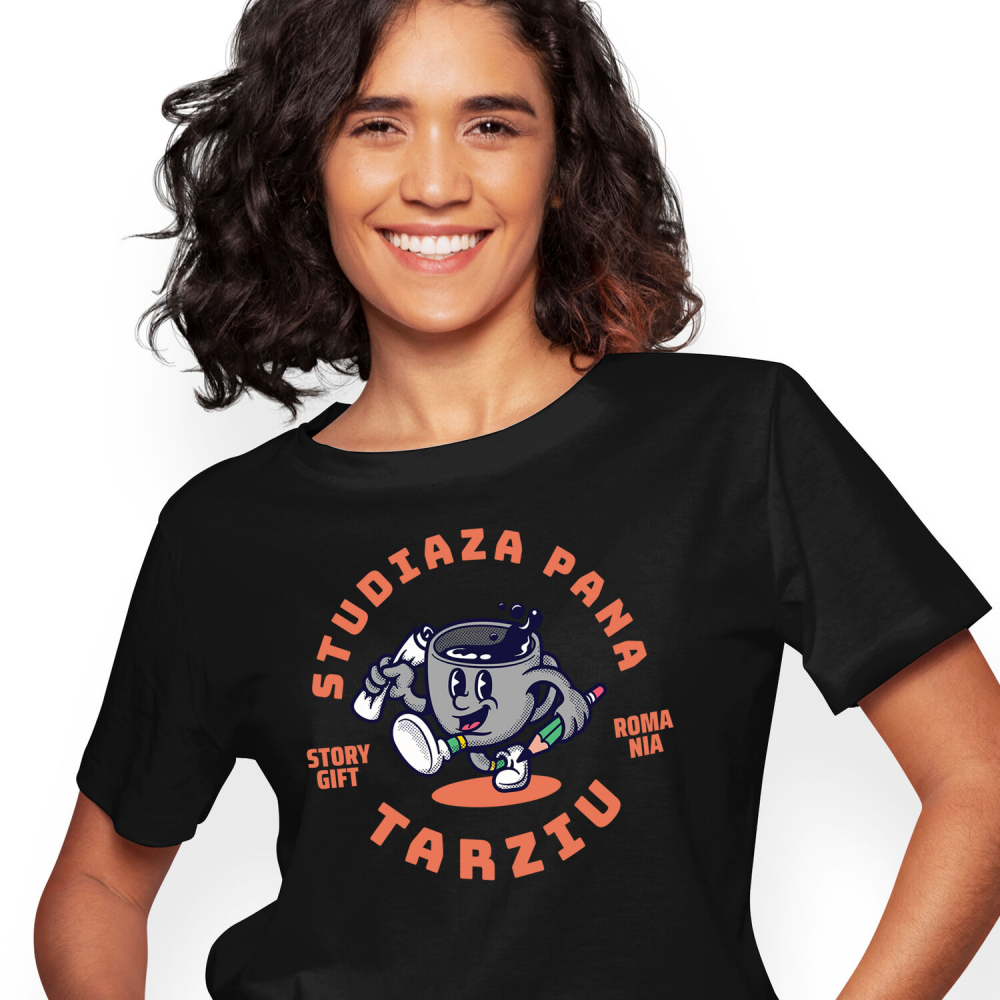 Tricou Femei, Barbati, Copii, Fata, Baiat, Unisex Personalizat „Cană De Cafea Veselă 'Studiana Până Târziu' – Cadou pentru Studenți și Iubitorii De Cafea” [1]