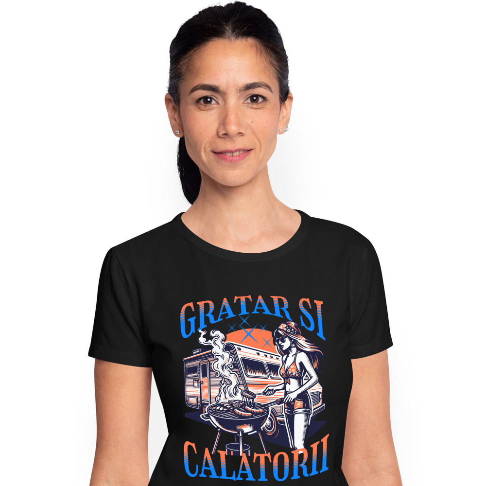 Tricou Femei, Barbati, Copii, Fata, Baiat, Unisex Personalizat "Costum de Baie Fata și Grătar la Rulota – Relaxare și Călătorii de Vară" [1]