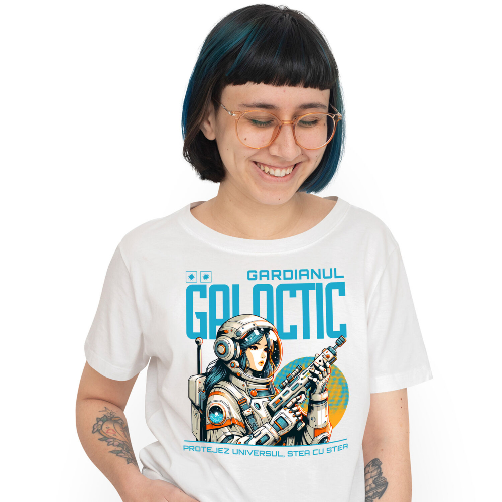 Tricou Femei, Barbati, Copii, Fata, Baiat, Unisex Personalizat Fata În Costum Spațial Cu Arma – Cadou Personalizat „Gardianul Galactic Protejez Universul” Pentru Copii [1]
