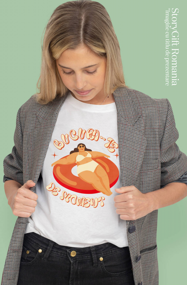 Tricou Femei, Barbati, Copii, Fata, Baiat, Unisex Personalizat Femeie Cu Ochelari De Soare Pe Colac – Cadouri Personalizate Pentru Femei, Familie și Prieteni [2]