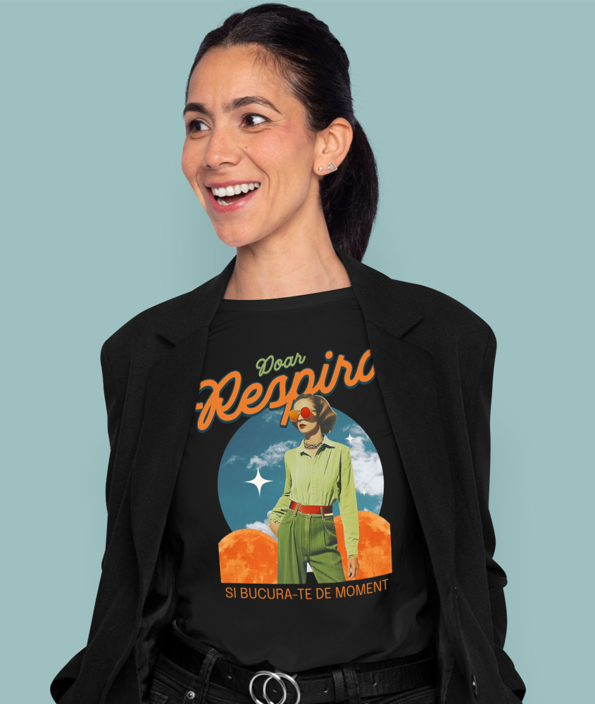 Tricou Femei, Barbati, Copii, Fata, Baiat, Unisex Personalizat Femeie Stil Retro cu Ochelari Aviator și Mesaj "Doar Respiră și Bucură-te de Moment" - Cadouri Personalizate cu Artă Abstractă și Inspirație [2]