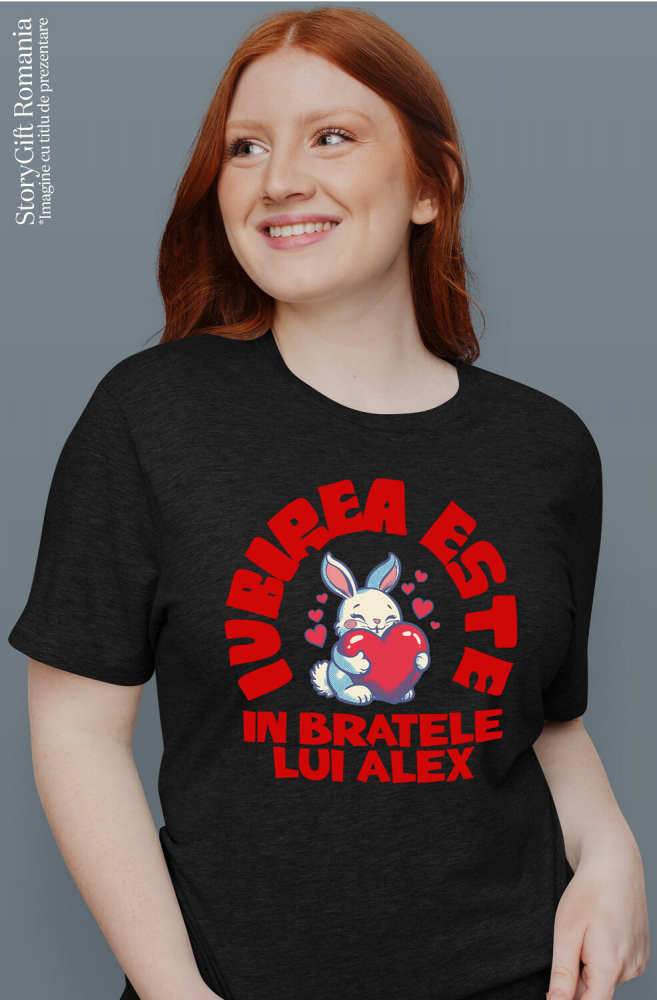 Tricou Femei, Barbati, Copii, Fata, Baiat, Unisex Personalizat Iepuraș cu Inimă Roșie și Mesaj „Iubirea este doar în brațele lui Alex” – Cadou Personalizat [2]