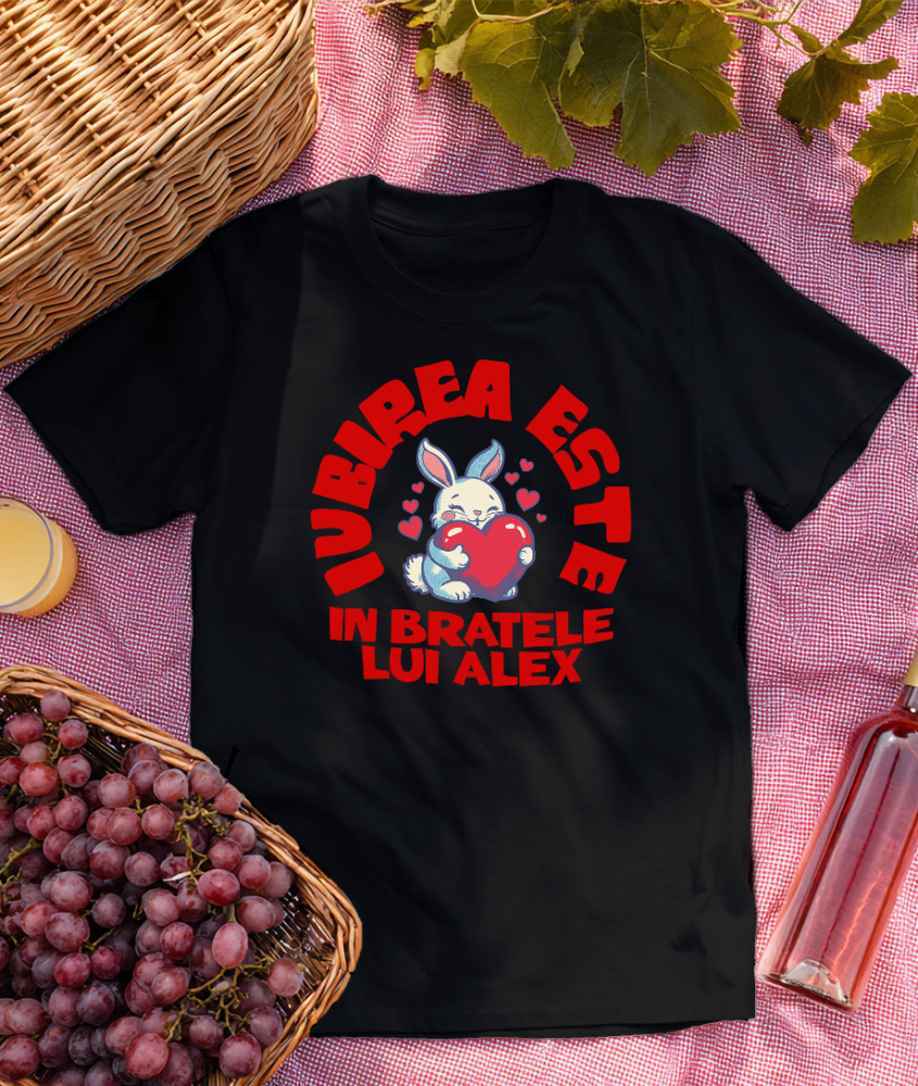 Tricou Femei, Barbati, Copii, Fata, Baiat, Unisex Personalizat Iepuraș cu Inimă Roșie și Mesaj „Iubirea este doar în brațele lui Alex” – Cadou Personalizat [3]