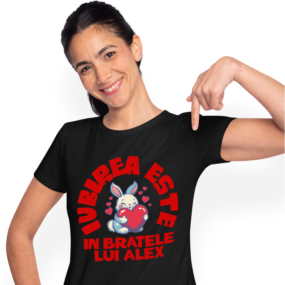 Tricou Femei, Barbati, Copii, Fata, Baiat, Unisex Personalizat Iepuraș cu Inimă Roșie și Mesaj „Iubirea este doar în brațele lui Alex” – Cadou Personalizat [1]