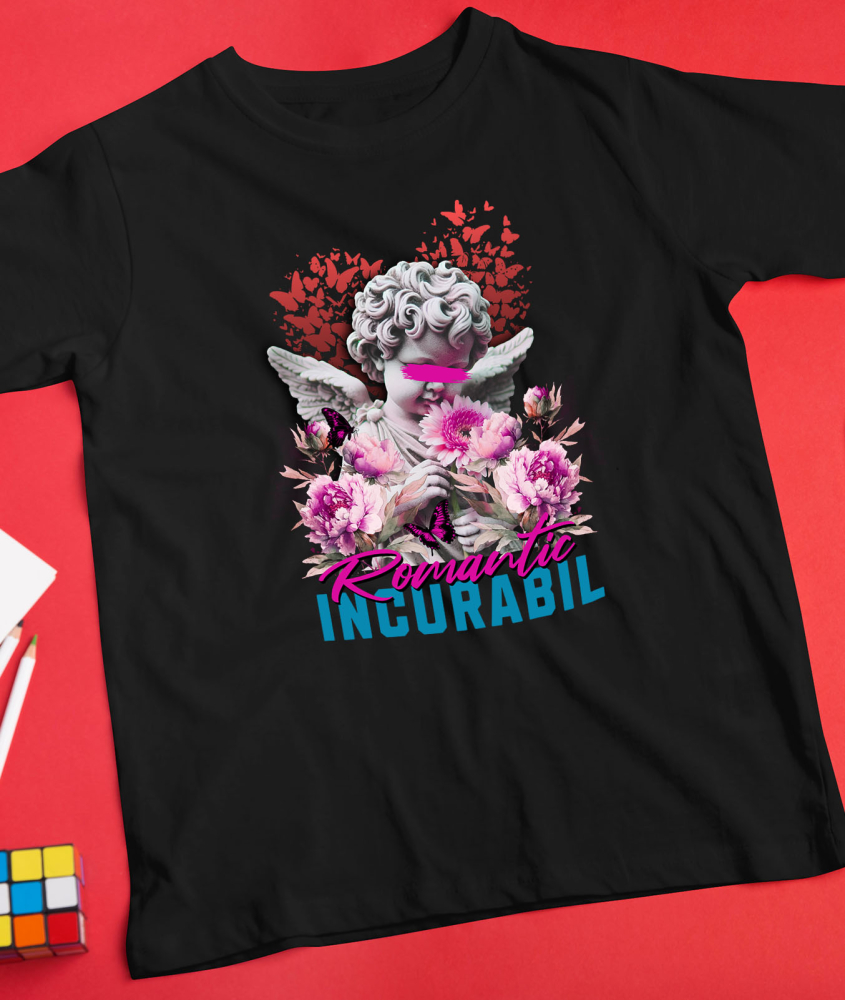 Tricou Femei, Barbati, Copii, Fata, Baiat, Unisex Personalizat Statuie Înger Copil cu Flori Roz și Mesaj „Romantic Incurabil” – Cadou Personalizat [3]