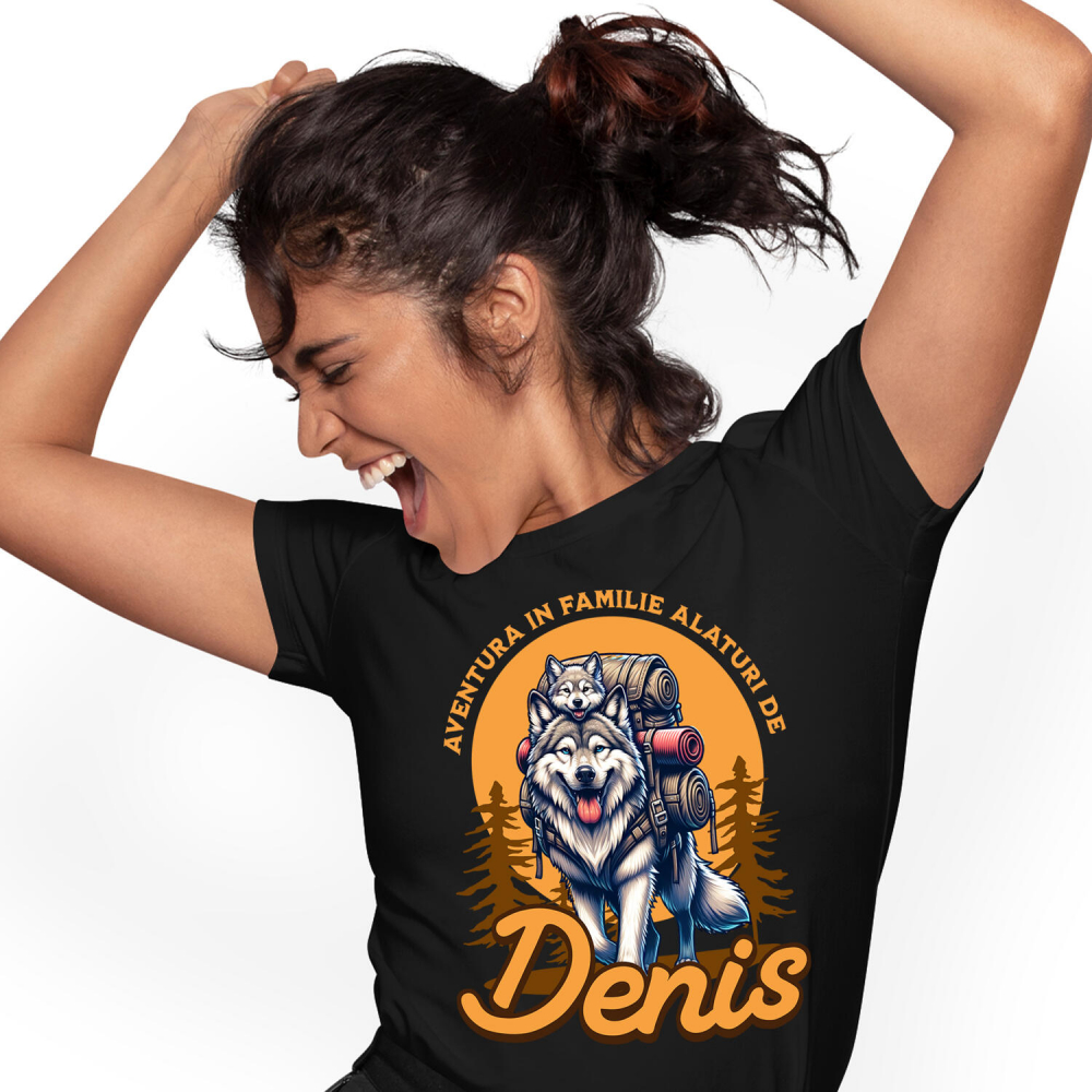 Tricou Femei, Barbati, Copii, Fata, Baiat, Unisex Personalizat „Lup Sălbatic și Pui Cu Rucsac de Aventură – Cadou Personalizat pentru Familii și Călătorii în Natură” [1]