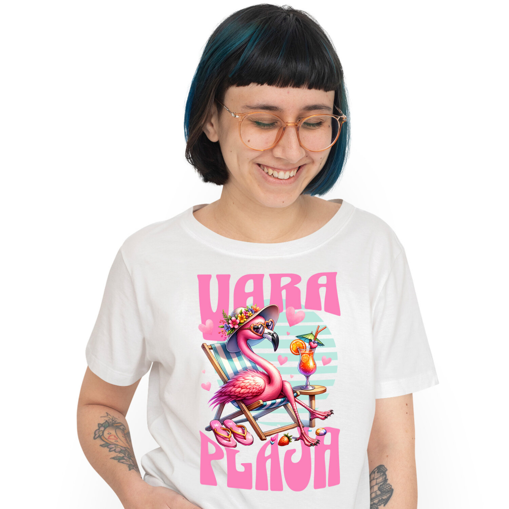 Tricou Femei, Barbati, Copii, Fata, Baiat, Unisex Personalizat "Produse personalizate pentru vară – Flamingo roz cu pălărie florală și cocktail pentru vacanță la plajă" [1]