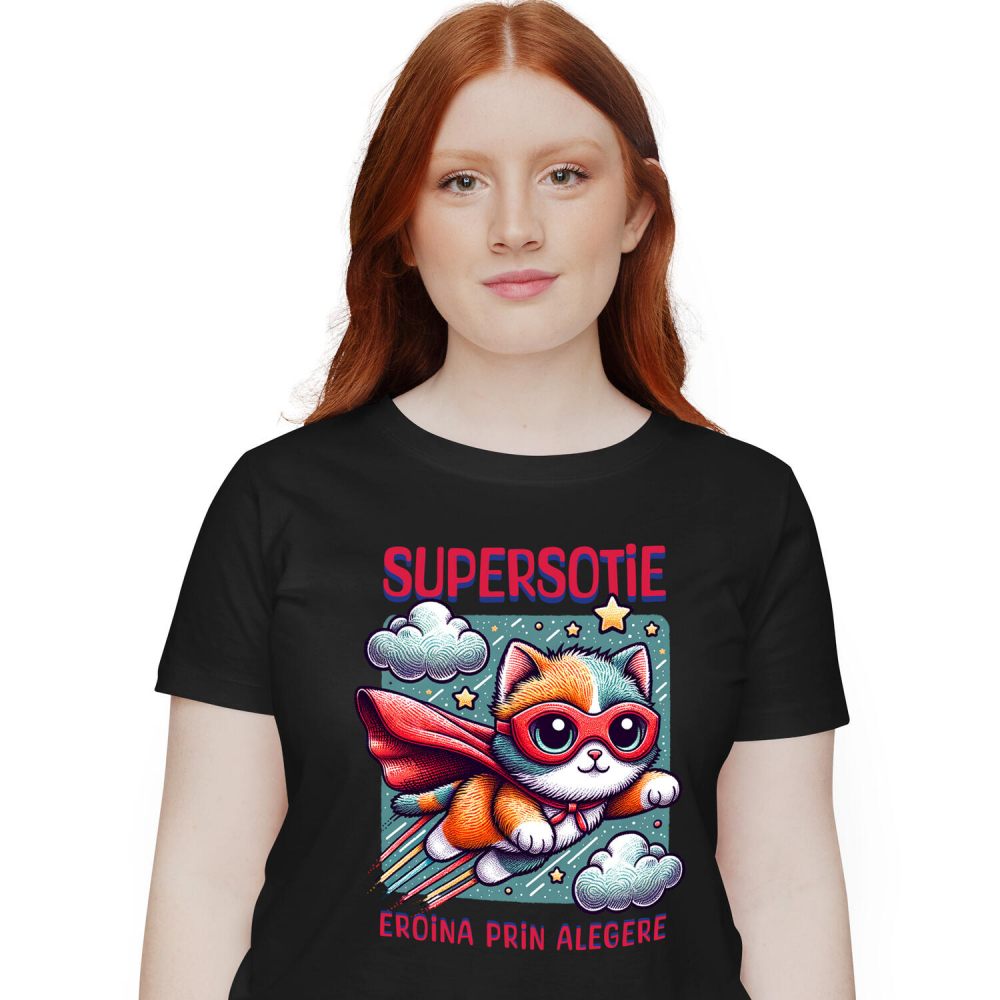 Tricou Femei, Barbati, Copii, Fata, Baiat, Unisex Personalizat Pisica Cu Masca Si Pelerina Rosie În Zbor – Cadou Personalizat „Super Sotie Eroina Prin Alegeri” [1]